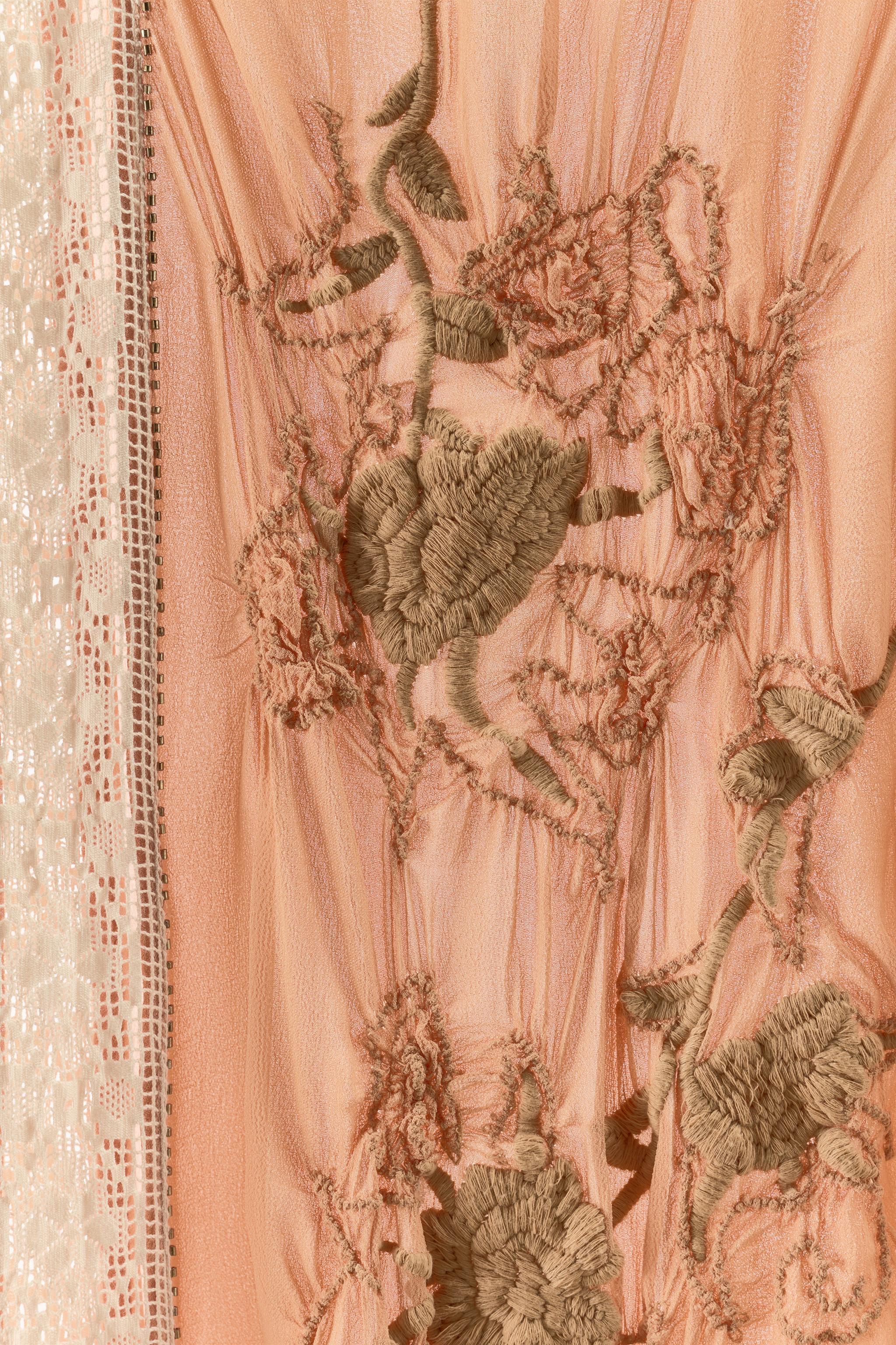 ROBE STRUCTURÉE BRODERIES DENTELLE